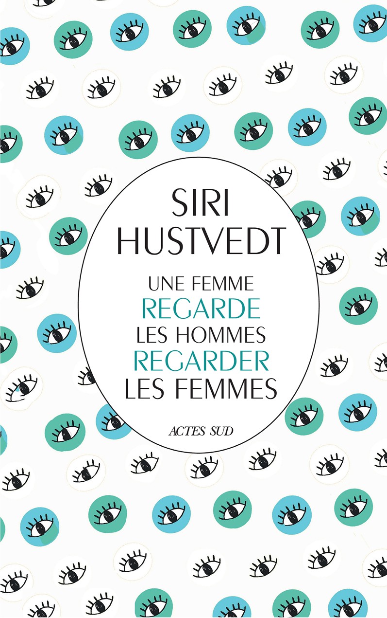 Une femme regarde les hommes regarder les hommes